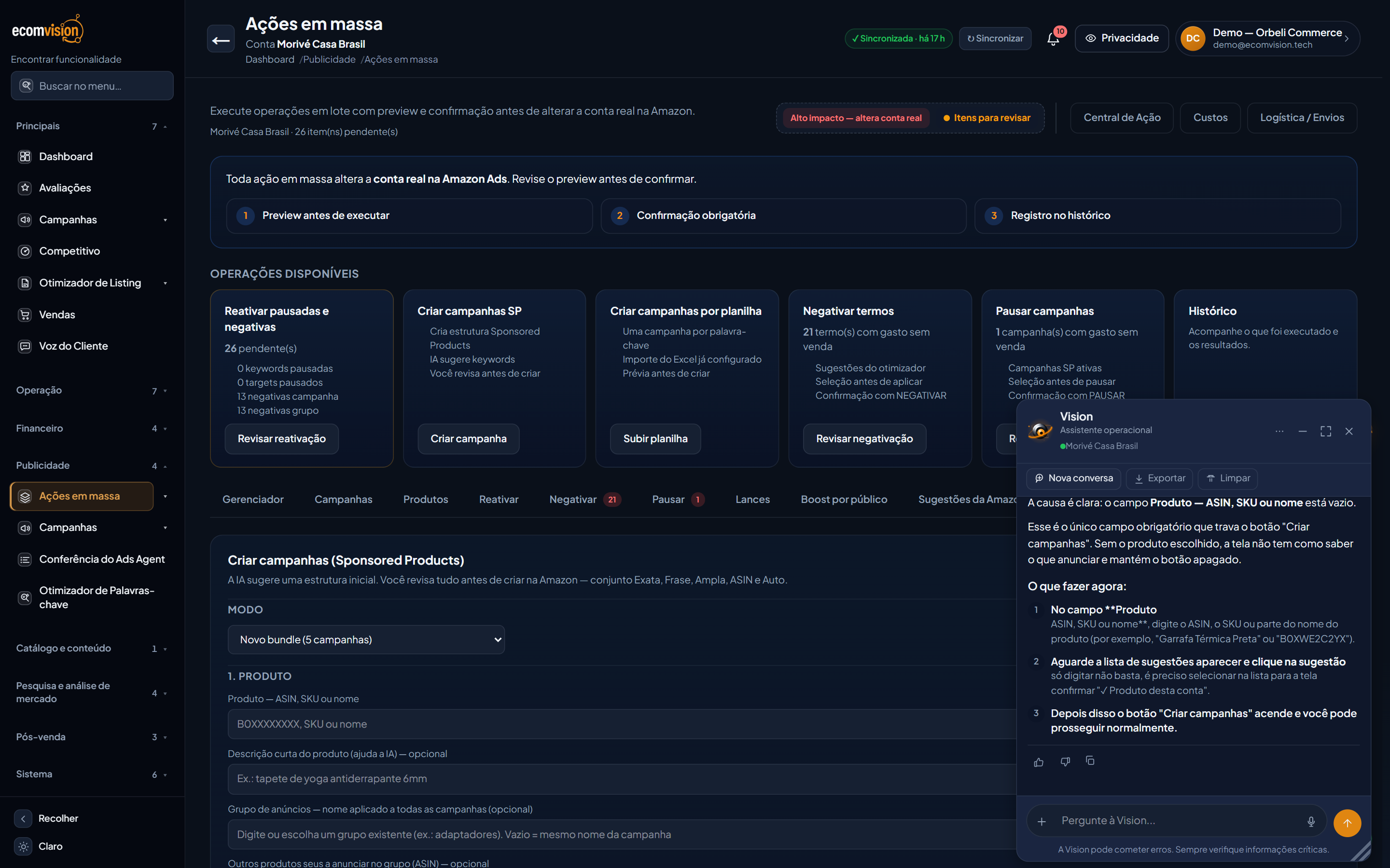 Tela Criar campanhas do EcomVision com o painel da Vision aberto: ela responde que a causa é o campo Produto (ASIN, SKU ou nome) estar vazio e explica os três passos para liberar o botão Criar campanhas.